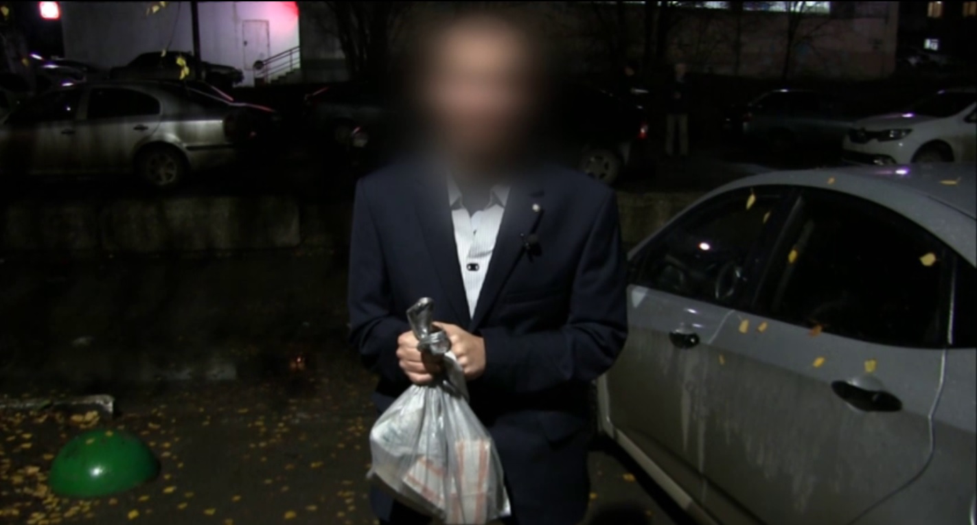 Пособник аферистов из Воронежа приехал к пожилому саратовцу за крупной суммой